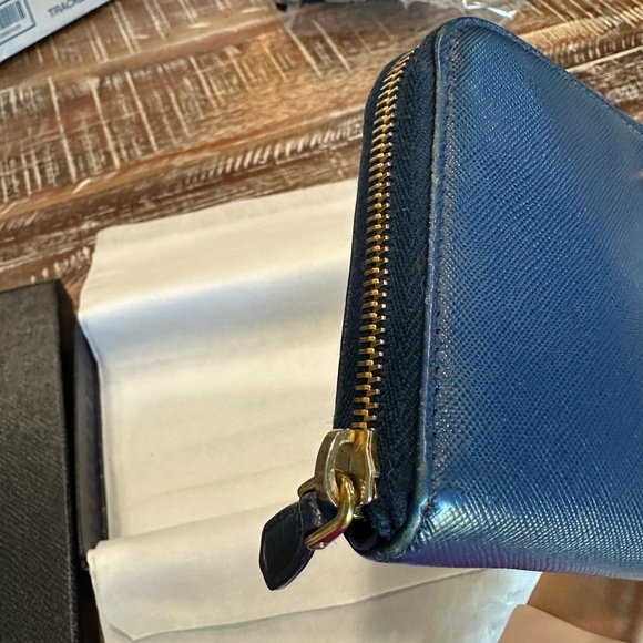 AUTHENTIC PRADA SAFFIANO LEATHER TRIANGLE LOGO ZIP WALLET - Picture 15 of 16
